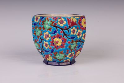 un vase bleu orné d'un motif floral