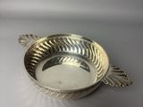 une assiette en argent ornée d'un motif de poisson