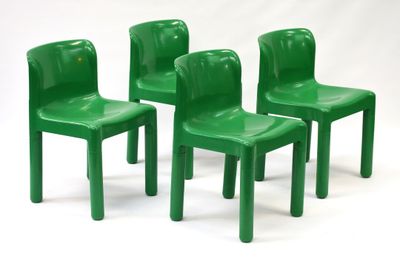 trois chaises en plastique vert disposées les unes à côté des autres sur une surface blanche