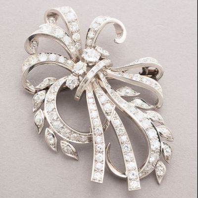 une image représentant une broche en forme de nœud en diamant sur fond blanc
