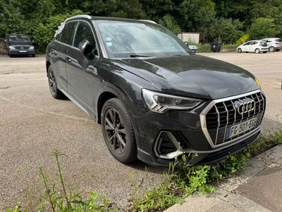 une voiture noire garée dans un parking