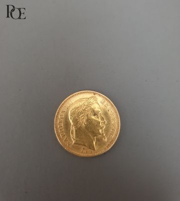 gros plan d'une pièce d'or sur une surface blanche