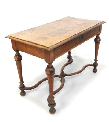 une petite table en bois avec un tiroir en dessous