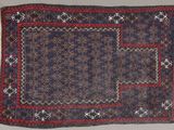 un gros plan d'un tapis à franges posé sur une surface grise