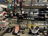 un laboratoire avec beaucoup de matériel électronique sur la table