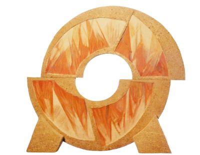 une sculpture en bois représentant la lettre « o » sur fond blanc