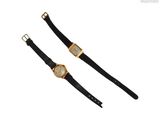 deux montres posées l'une à côté de l'autre sur une surface blanche