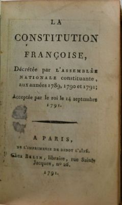 un vieux livre posé sur une table à côté d'une tasse de café
