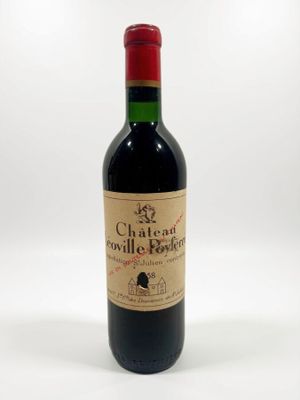 bouteille de vin rouge avec bouchon rouge sur fond blanc