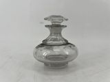 un vase en verre transparent posé sur une table blanche