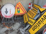 de nombreux panneaux de signalisation qui gisent par terre