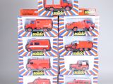 six petits camions rouges dans une vitrine