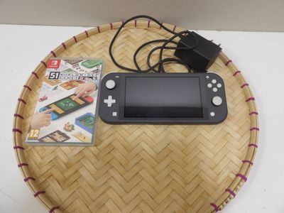 une console Nintendo Wii posée sur un plateau en osier