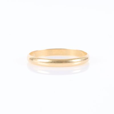 une bague en or à l'anneau fin sur fond blanc
