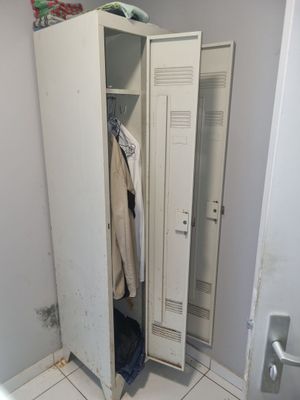 un placard avec une patère à l'intérieur, situé dans un coin de la pièce