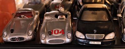 de nombreuses petites voitures exposées dans une vitrine