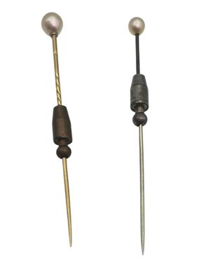 paire de vis anciennes en laiton et argent ornées de perles sur fond blanc