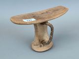un petit banc en bois sur lequel est posée une corde