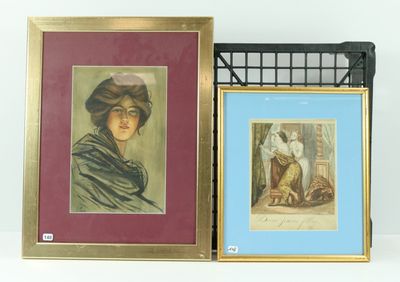 deux photos encadrées représentant une femme portant un chapeau et une femme portant un foulard