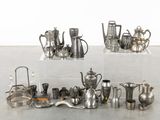 de nombreux types d'argenterie exposés sur une table