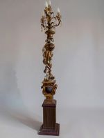 Colonne porte-torchère à quatre bras de lumière retenus par … (photo 4)