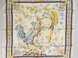 une écharpe jaune et bleue ornée d'un oiseau et de fleurs