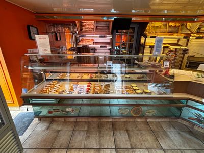 une vitrine remplie de pâtisseries et de viennoiseries