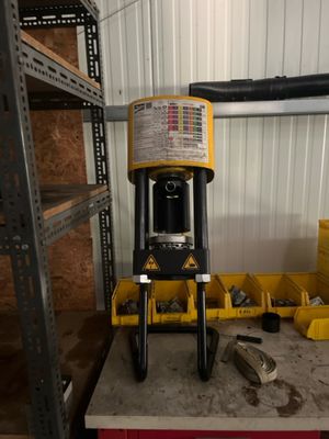 une machine posée sur une table