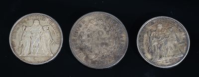 trois pièces d'argent sur lesquelles figurent les portraits d'une femme et d'un homme