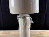 l'image d'une lampe posée sur une table