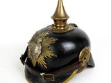 un casque noir et doré orné d'une étoile dorée