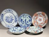 six assiettes bleues et blanches ornées de motifs, posées sur une table
