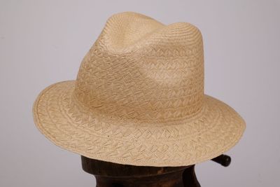 un chapeau posé sur une tête de mannequin