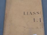 un vieux livre qui a été laissé sur la table