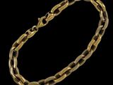 un bracelet en or composé d'un maillon et d'un fermoir