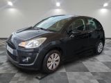 la petite voiture noire est garée sur un sol en damier