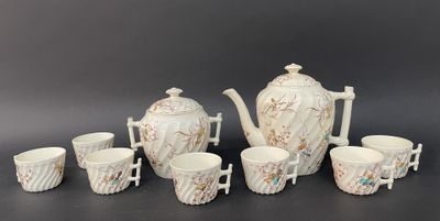 une image représentant un groupe de tasses et une théière posées sur une table