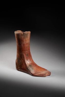 une image représentant un objet en forme de sabot en bois posé sur une surface blanche
