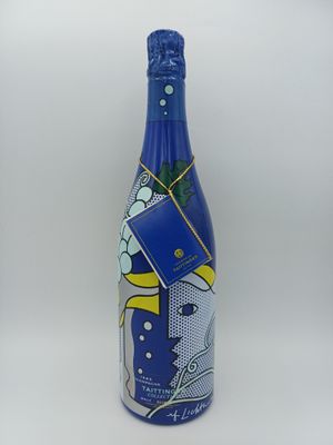 une bouteille de vin bleu avec un bouchon bleu et un ruban bleu
