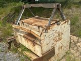 une boîte rouillée posée au milieu d'un champ