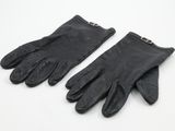 une paire de gants en cuir noir sur fond blanc