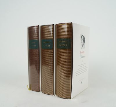trois livres posés sur une table blanche, l'un à côté de l'autre