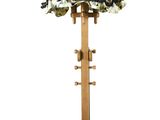 une lampe posée sur un support en bois