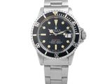 une montre Rolex Submariner avec un cadran et un bracelet noirs