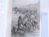 une photo d'un livre sur laquelle figure une photo d'un groupe d'hommes à cheval