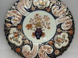 une assiette bleue et blanche ornée d'un motif floral