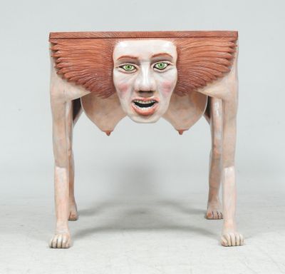 une image représentant une sculpture représentant la tête d'une femme posée sur une table