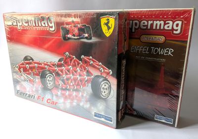 deux boîtes de legos posées sur une table