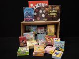 plein de jeux dans une boîte posée sur une table