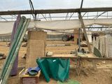 une bâche verte posée sur le toit d'un immeuble